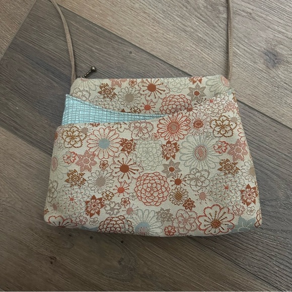 Maruca Stunning Floral Crossbody - Picture 3 of 5